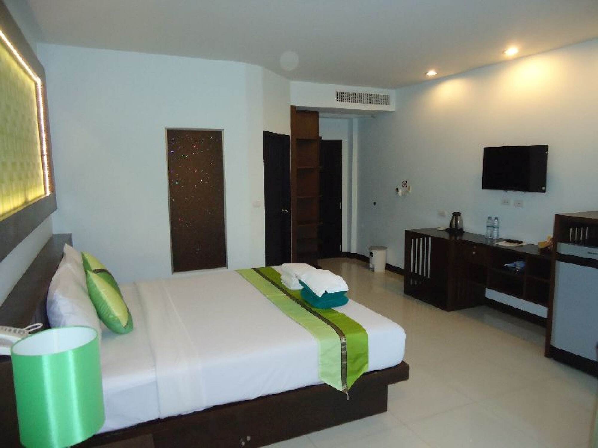 Puding Holiday World Kata Beach  Exterior photo